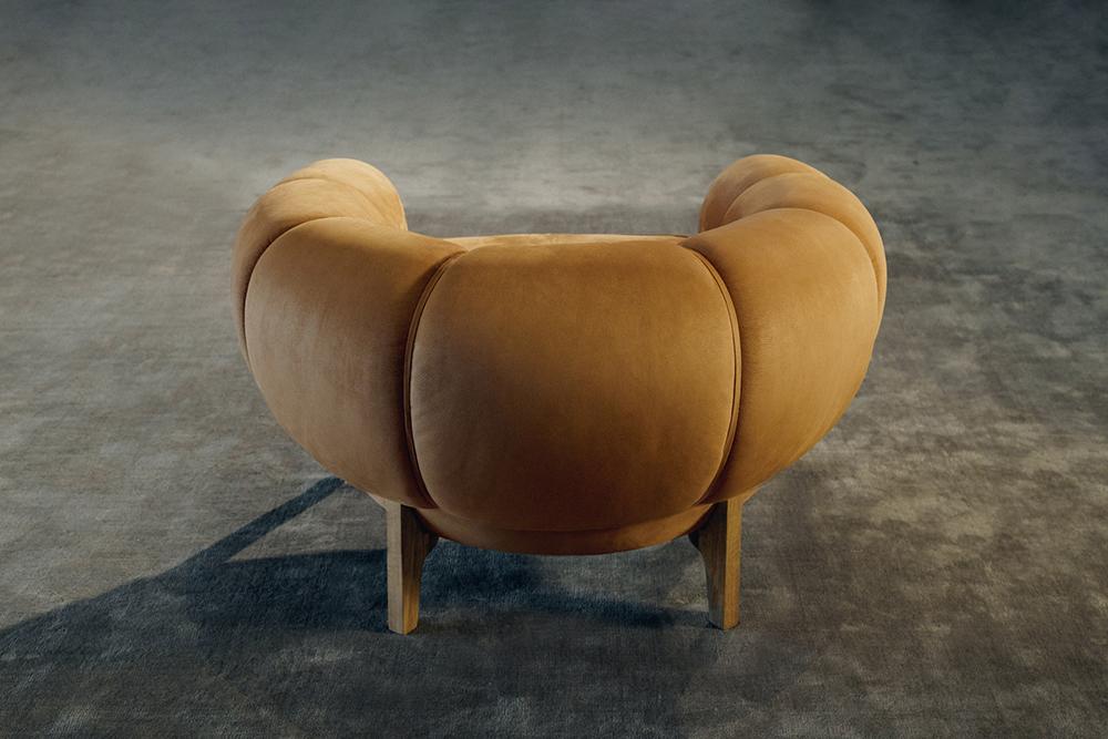 GUBI fauteuil CROISSANT en cuir