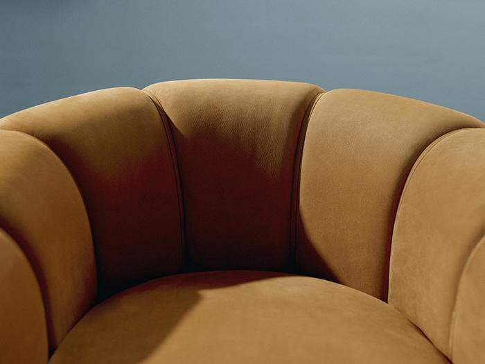 GUBI fauteuil CROISSANT en cuir