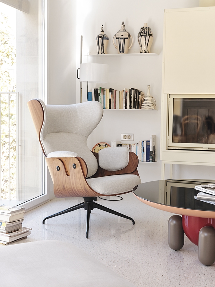 BD BARCELONA DESIGN armchair LOUNGER in walnut finish upholstered in light grey Gaudi fabric TG02