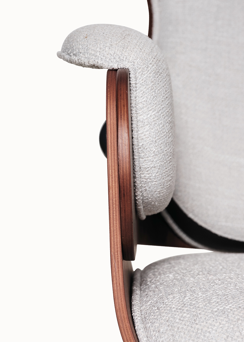 BD BARCELONA DESIGN armchair LOUNGER in walnut finish upholstered in light grey Gaudi fabric TG02